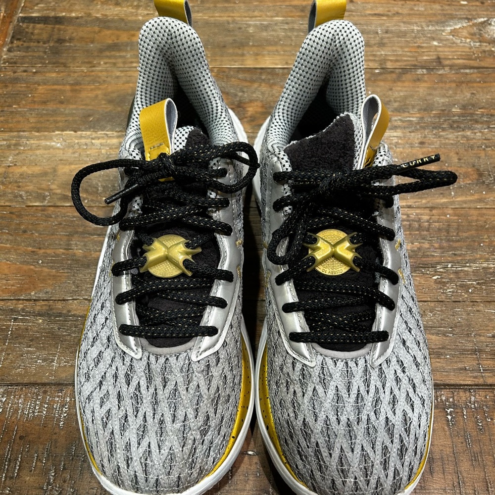 🩶🩶Men’s Under Armour Curry Flow 10 'Father to Son' basketball shoes Size 8🩶🩶